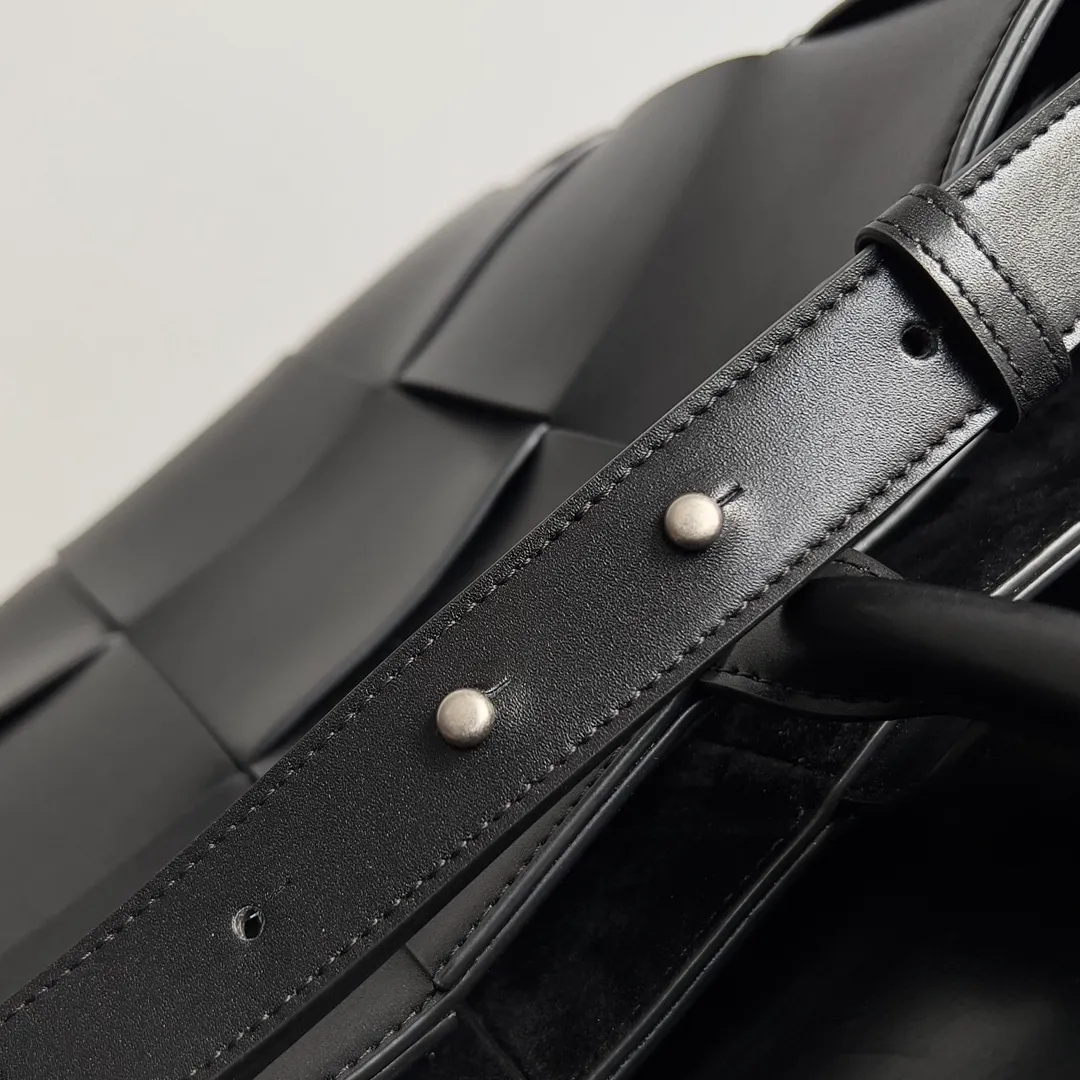 The 2060 BV temperament tote bag is here. This time it comes with a long shoulder strap🉑️ for one-shoulder cross-body wear. Every piece of leather in the entire bag needs to be handmade repeatedly. If you pursue the texture of handcrafts, you must not miss it [Love] The large woven element bag body is simply a good thing for commuting. The overall simple design is both concise and fashionable. The upper body is very easy to match and has a strong signature Cool and cool, light and versatile, it is a favorite of many people. This one is the right one to buy. Style No.: 766954 Size: 32*24*8cm